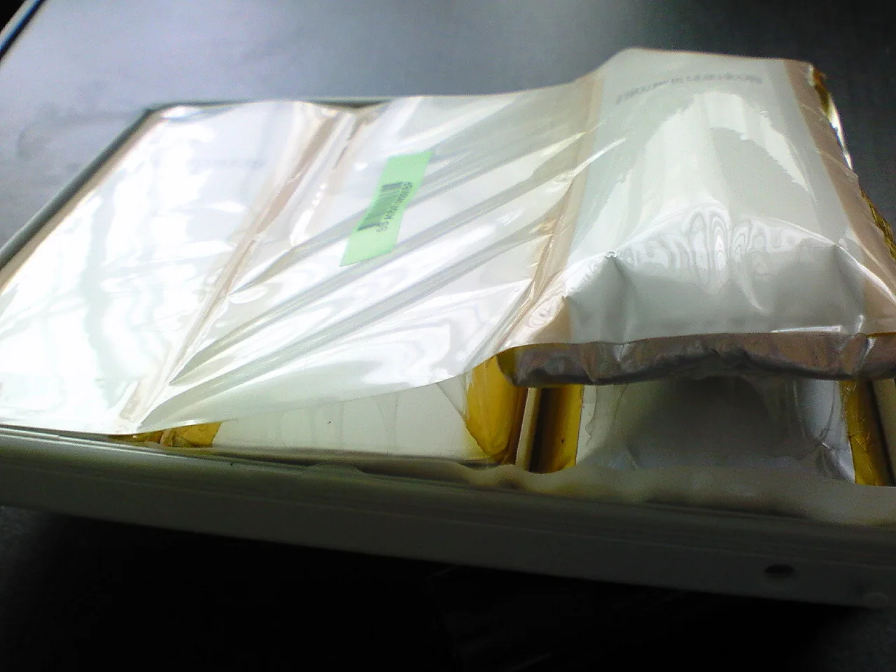Hücreleri belirgin şekilde şişmiş MacBook bataryası