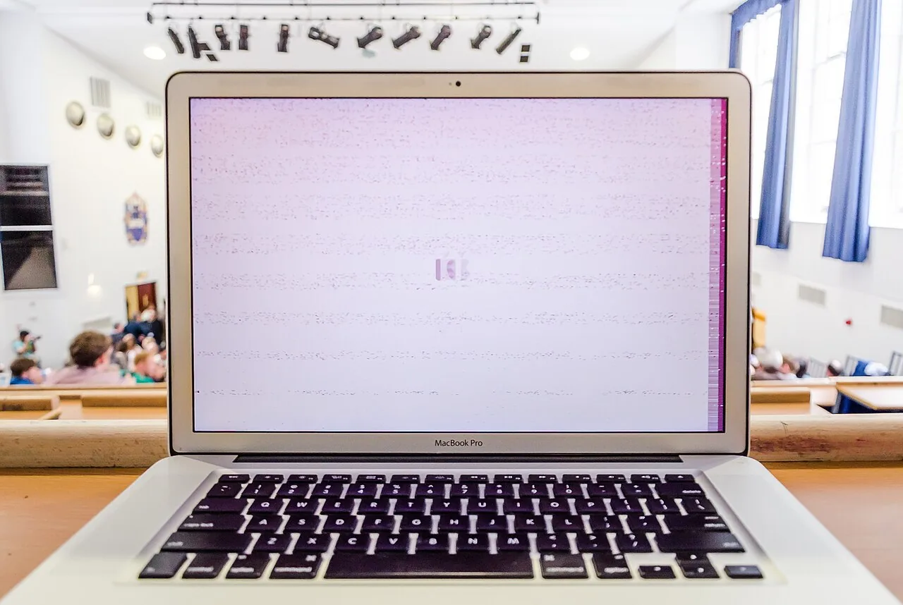 Grafik işlemci arızasının görüntüyü bozduğu MacBook ekranı
