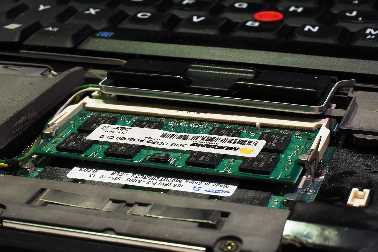 Dizüstü bilgisayarın bellek yuvasına yerleştirilmiş SO-DIMM RAM