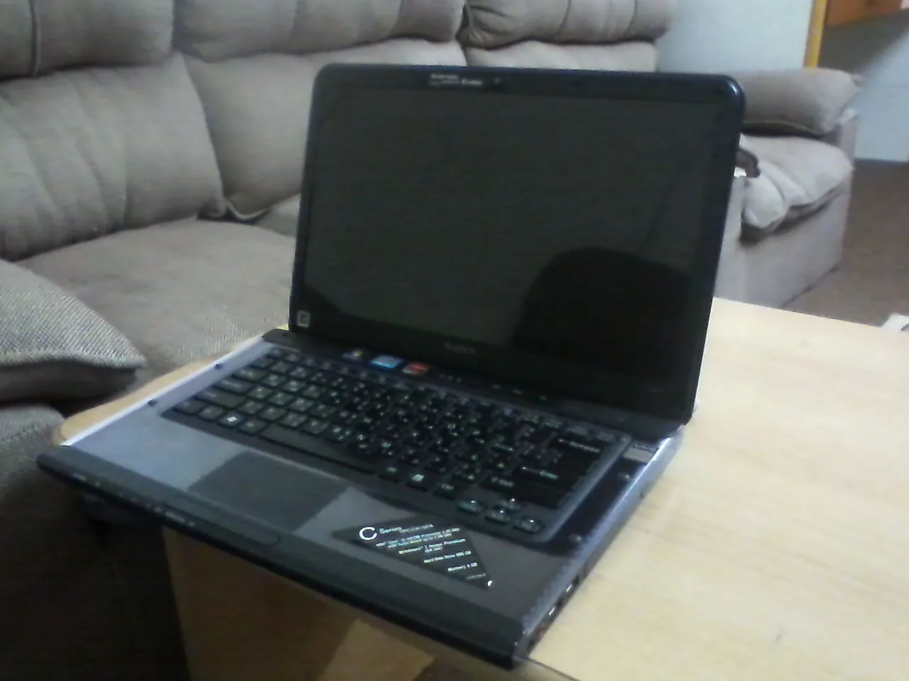 Ekranı kapalı siyah Sony Vaio dizüstü bilgisayar