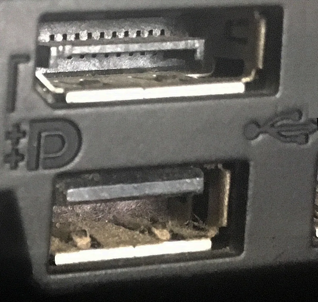 Dizüstü bilgisayarın USB, görüntü ve ağ bağlantı noktaları