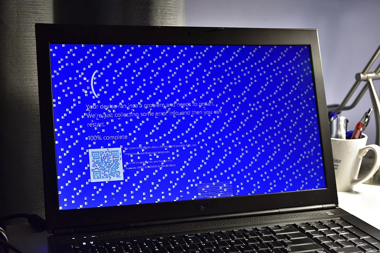Windows durdurma hatası gösteren dizüstü bilgisayar ekranı